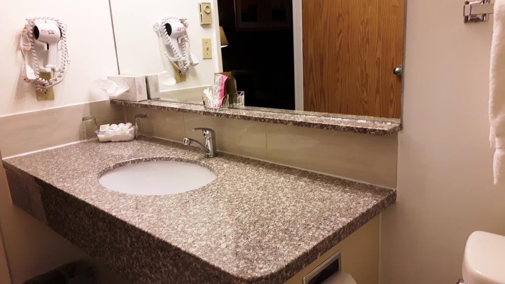 Canway Inn & Suites Dauphin Buitenkant foto