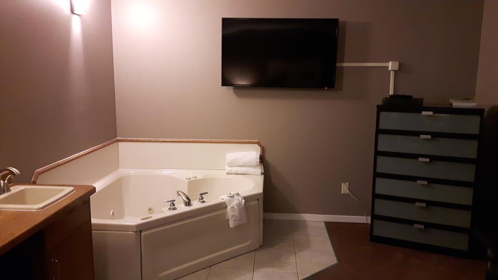 Canway Inn & Suites Dauphin Buitenkant foto